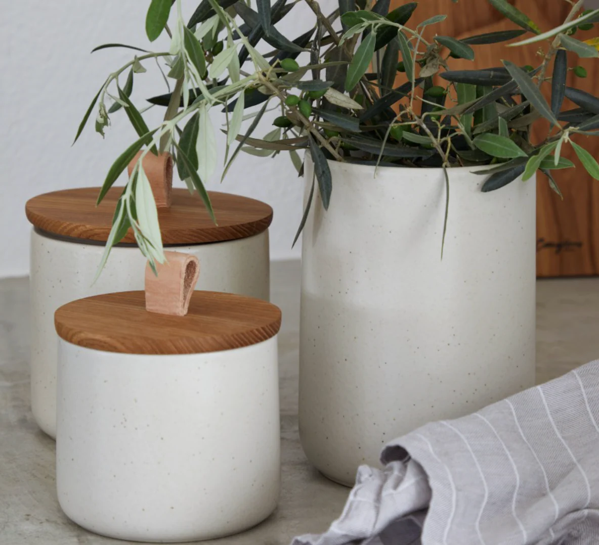 Canister 5 Pacifica Vanilla w/ Oak Lid Sm - Image 3